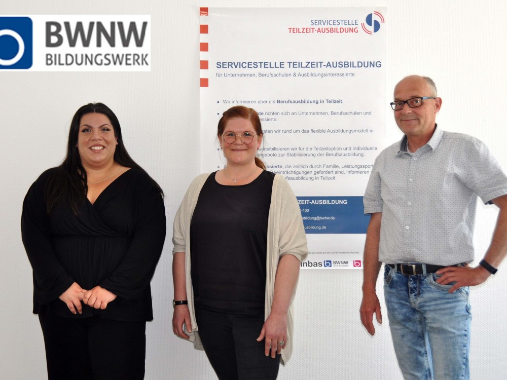  Auf dem Bild zu sehen sind (von links nach rechts): Auszubildende aus dem Projekt BaE, Jessica Reuter (Sozialpädagogin im Projekt BaE), Ralf Jürgen Zinn (Regionalberater Servicestelle Teilzeit-Ausbildung, Region Nordhessen).