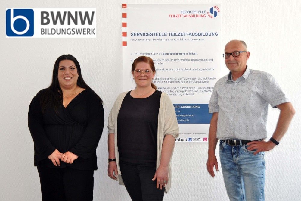  Auf dem Bild zu sehen sind (von links nach rechts): Auszubildende aus dem Projekt BaE, Jessica Reuter (Sozialpädagogin im Projekt BaE), Ralf Jürgen Zinn (Regionalberater Servicestelle Teilzeit-Ausbildung, Region Nordhessen).